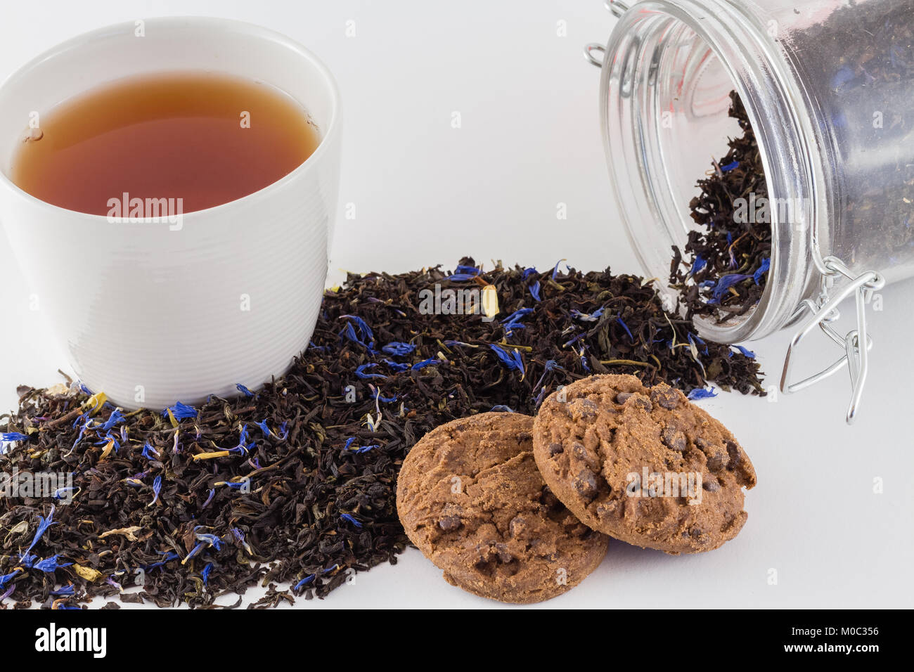 Tazza di tè con un fresco e le foglie di tè e tè vaso con le foglie di tè isolati su sfondo bianco Foto Stock
