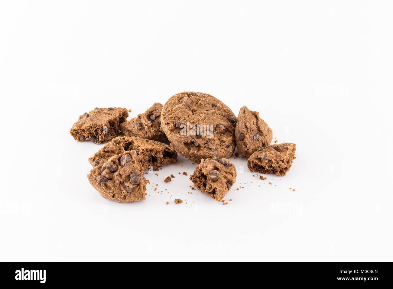Biscotti con scaglie di cioccolato isolato su sfondo bianco Foto Stock