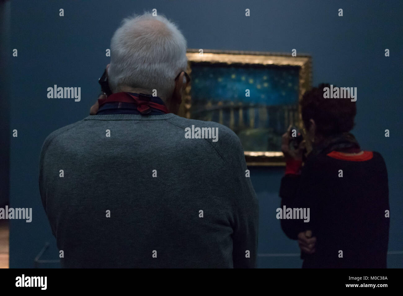 Ai visitatori di ammirare la pittura "Rimani notte' dipinti da Van Gogh nel 1888 al Musée d'Orsay, Parigi, dicembre 2017. Foto Stock