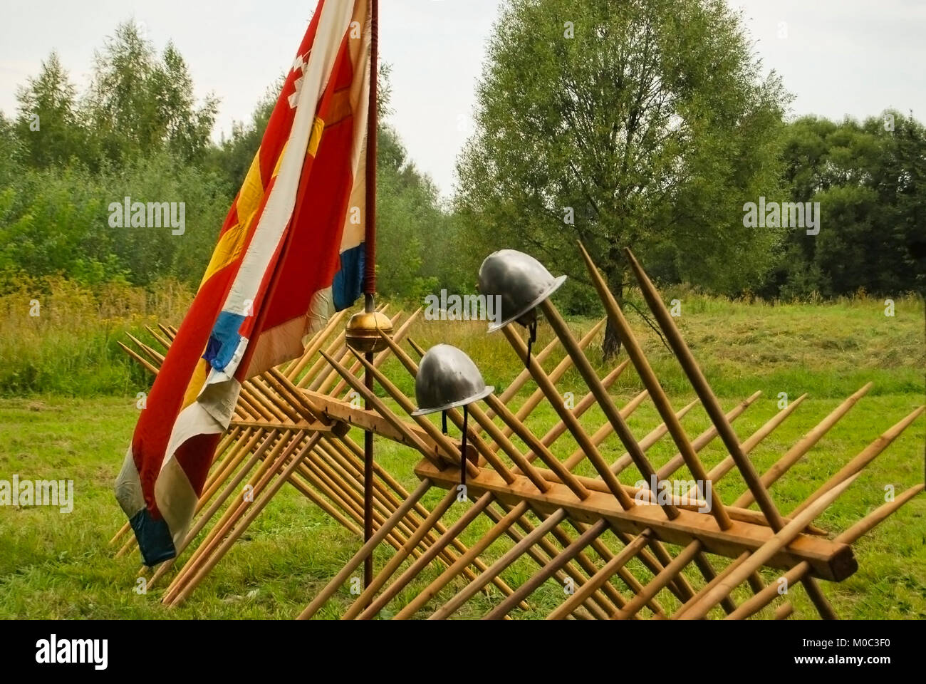 La ricostruzione della vecchia battaglia Russo, caschi di antichi guerrieri e lance di legno con una bandiera Foto Stock