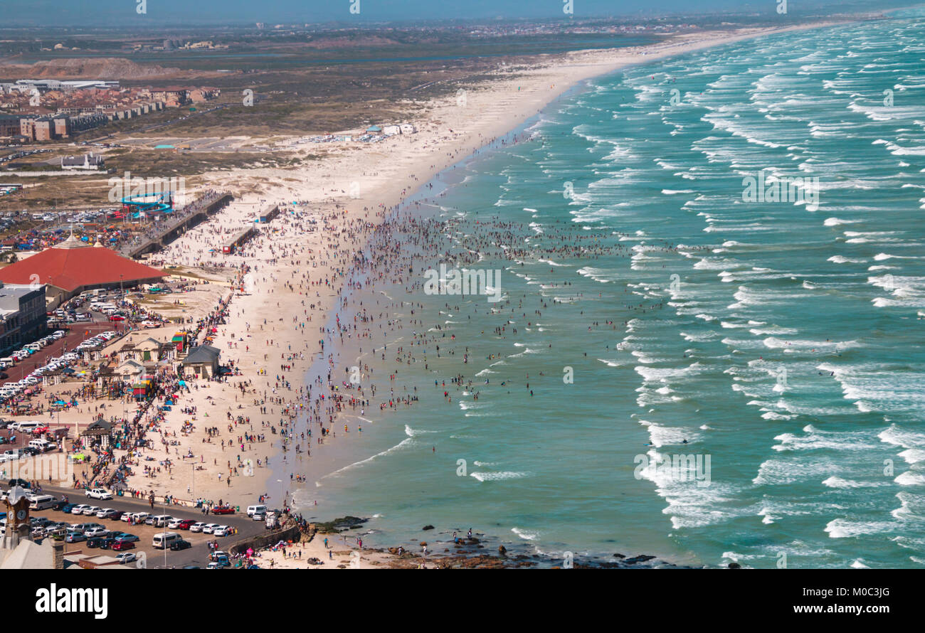 Vista panoramica della spiaggia di sovraffollamento e oceano Foto Stock
