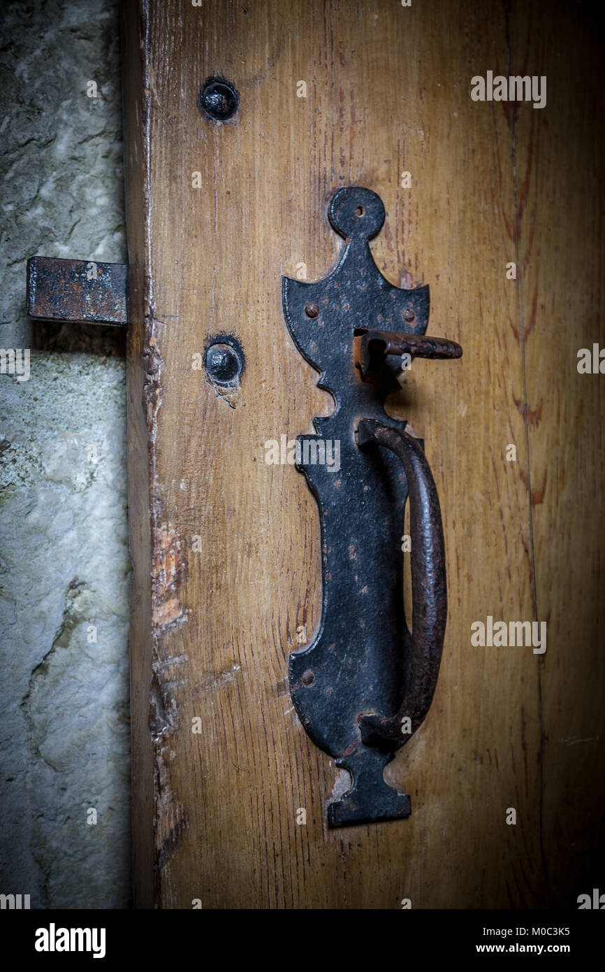 Vecchia porta di legno fermo sul chateau Francese. Foto Stock