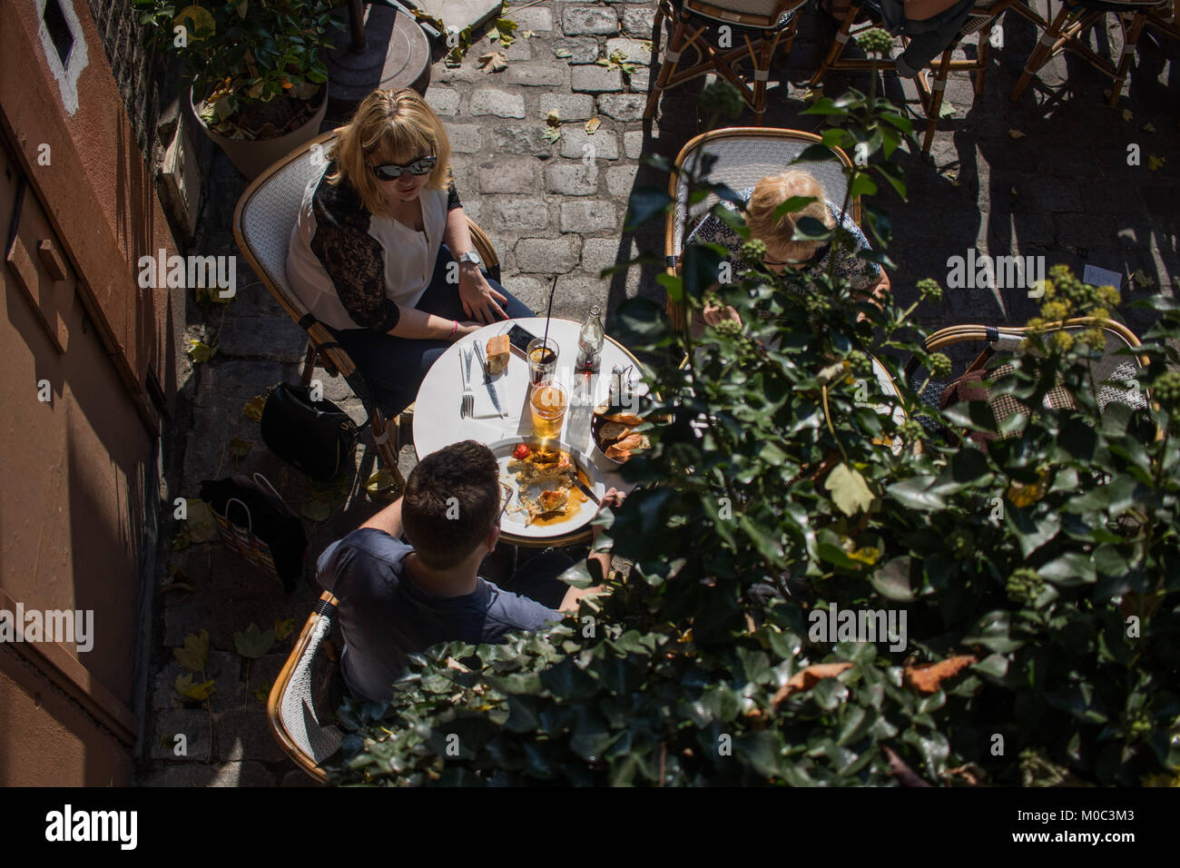 Pomeriggio di sole al ristorante francese, Le Relais de la Butte di Montmartre, Parigi. Ottobre 2017. Foto Stock