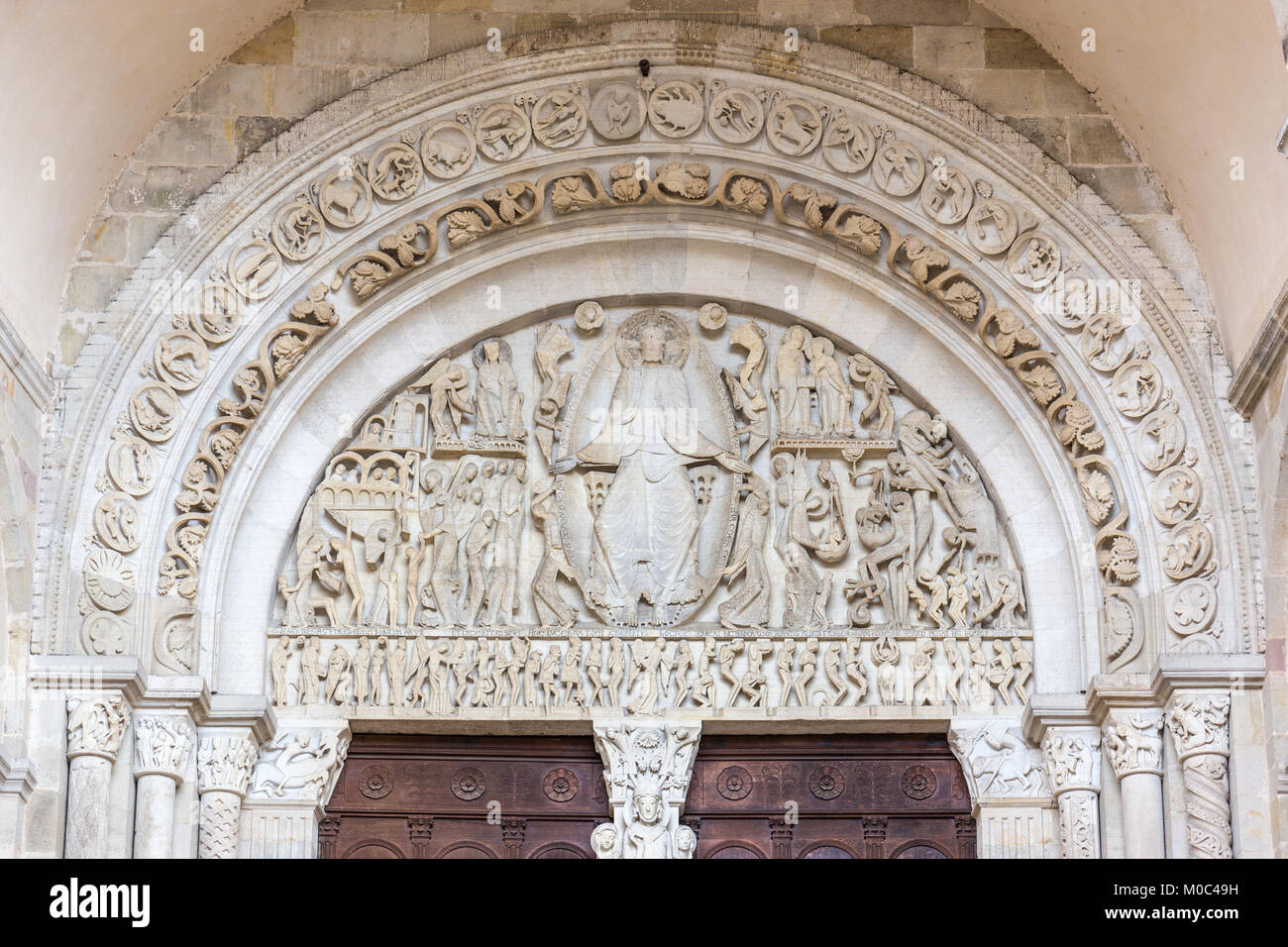 Close up dell'ultimo giudizio una scultura da Gislebertus sul portale ovest della cattedrale di Saint Lazare in Autun, Saône-et-Loire, Bourgogne, Francia Foto Stock