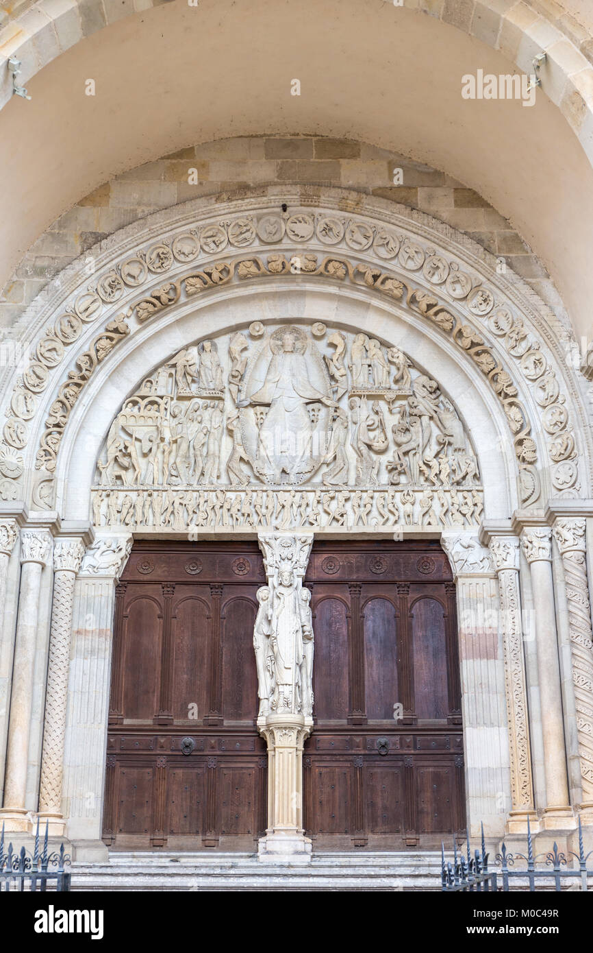 Close up dell'ultimo giudizio una scultura da Gislebertus sul portale ovest della cattedrale di Saint Lazare in Autun, Saône-et-Loire, Bourgogne, Francia Foto Stock
