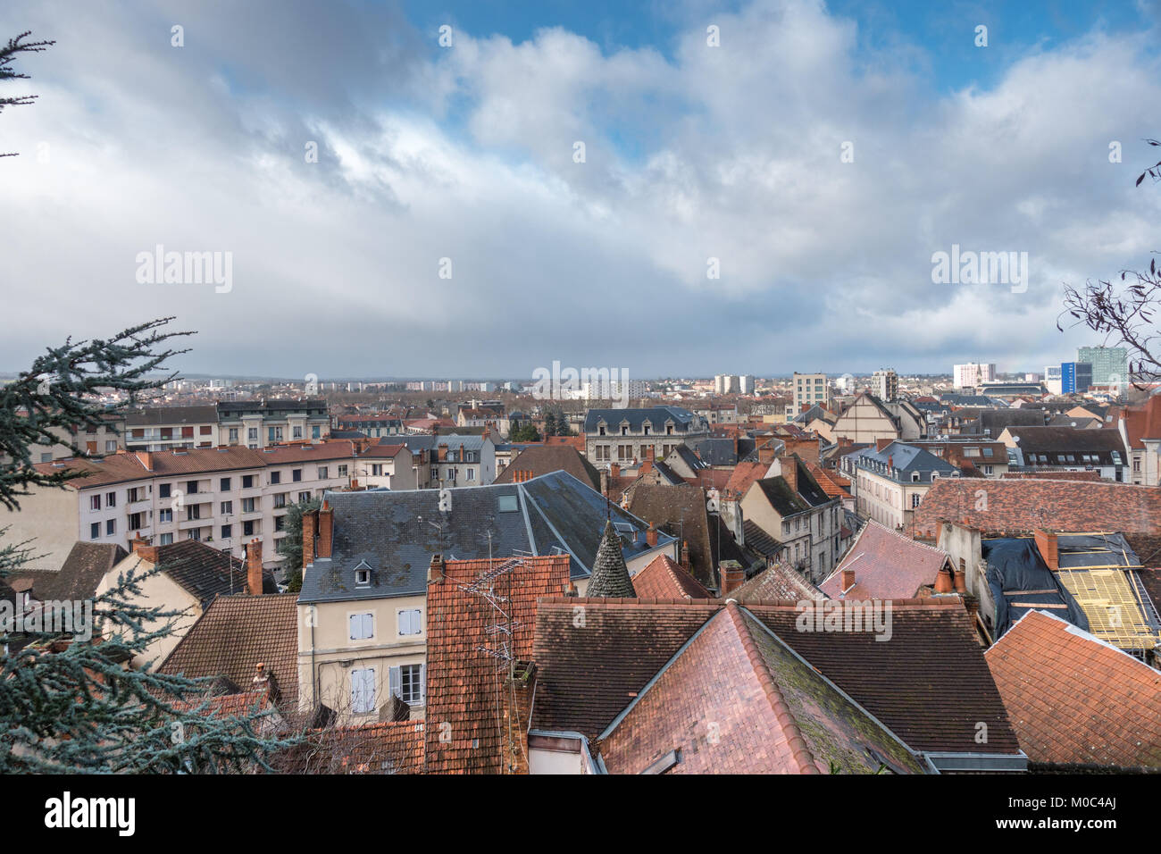 Vista sulla città di Montlucon (verso nord) come visto dal Belvedere a Chateau des Ducs de Bourbon Foto Stock