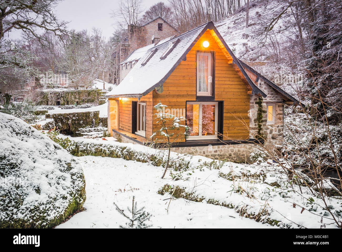 Esterno di una piccola casa per le vacanze in una coperta di neve paesaggio in Francia Foto Stock