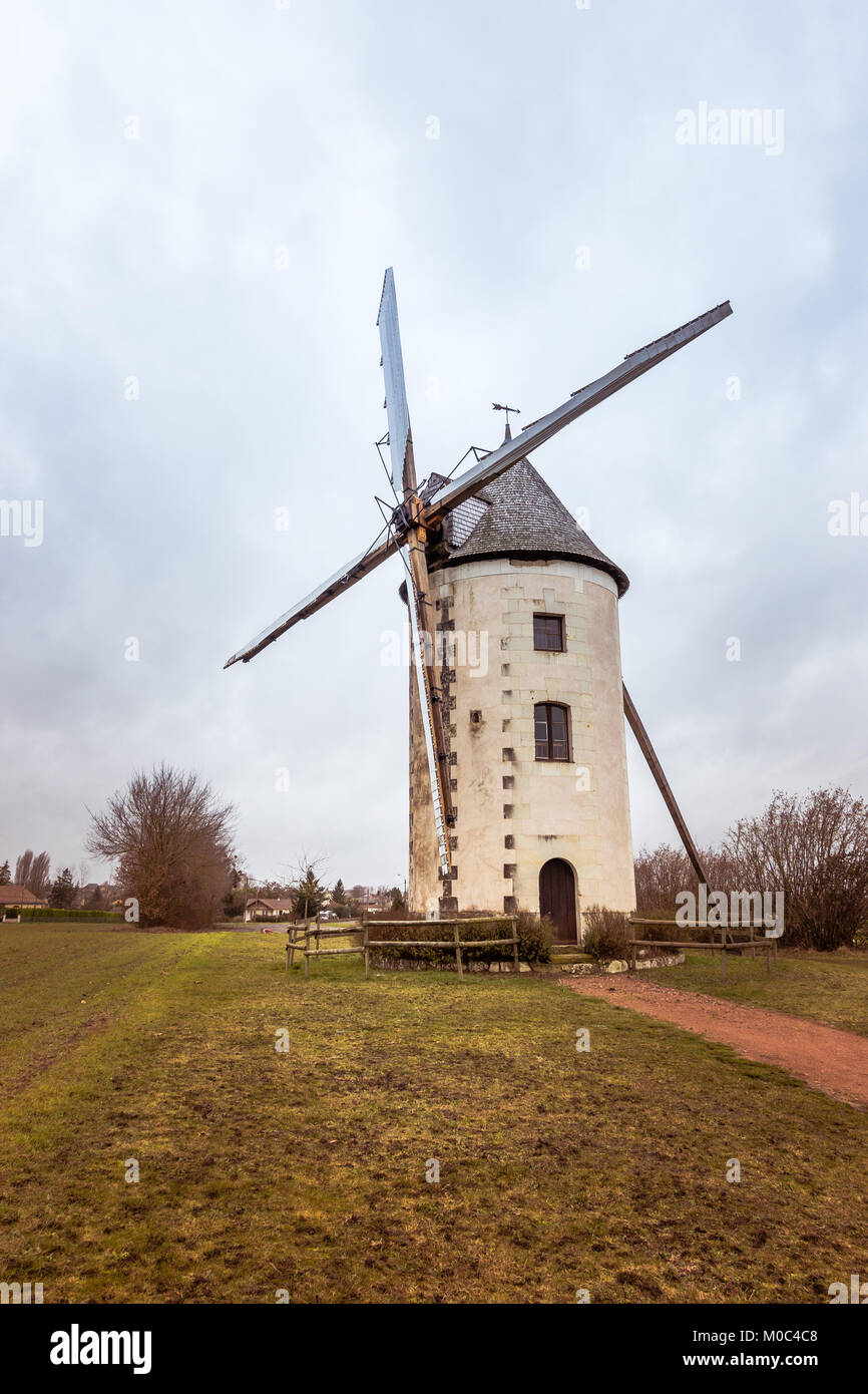 Mulino a vento nel villaggio francese Les Trois-Moutiers, Vienne, Nouvelle-Aquitainne, Francia Foto Stock