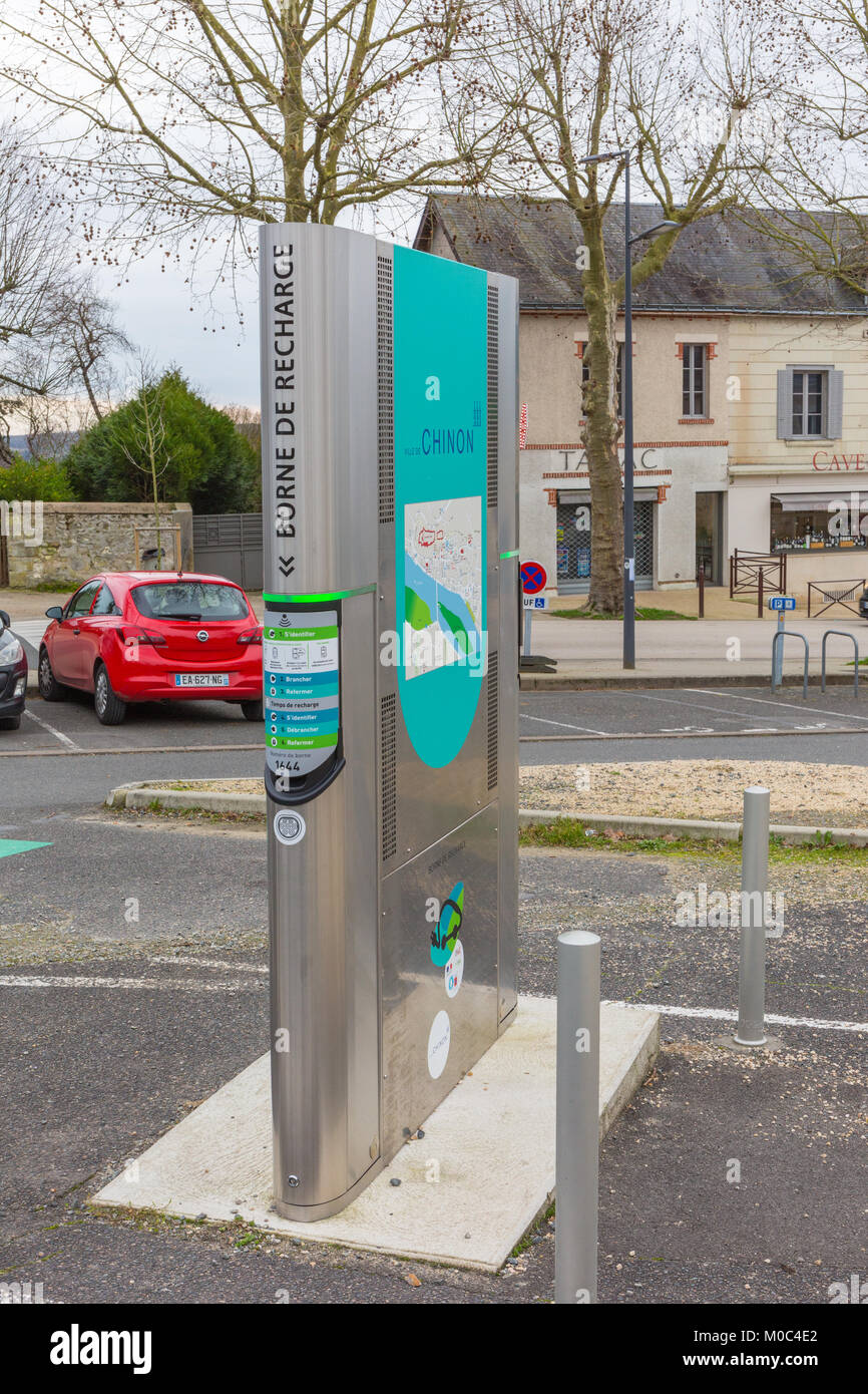 Auto elettrica stazione di carica presso il parcheggio vicino Château de Chinon in Chinon, Indre-et-Loire, Francia Foto Stock