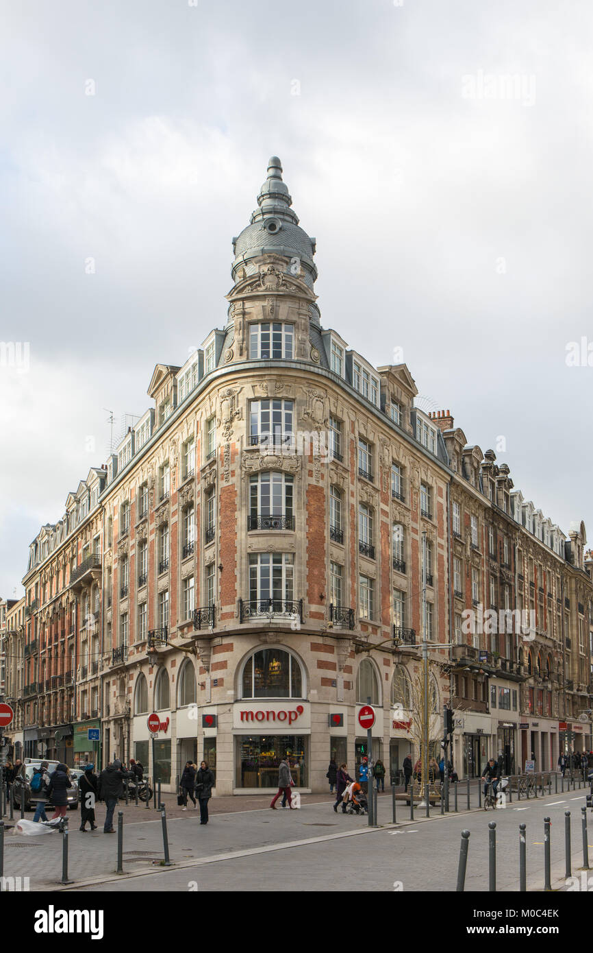 È un bellissimo edificio antico all' angolo di Rue Faidherbe e Rue des Ponts de Comines in Lille Flandres, Francia Foto Stock