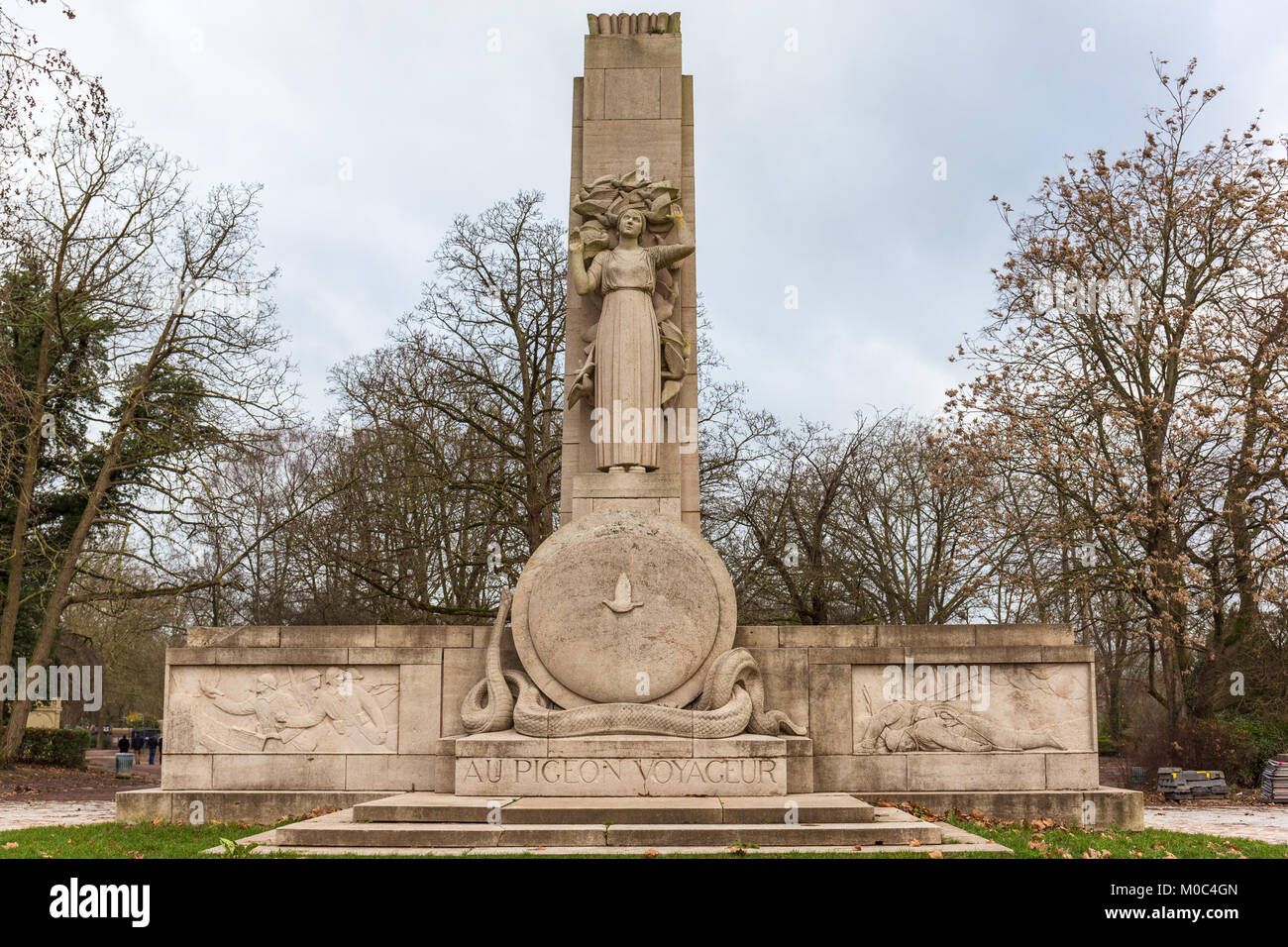'Monument au Pigeon Voyageur" (monumento per piccioni viaggiatori) vicino all'ingresso del giardino zoologico di Lille in Francia Foto Stock