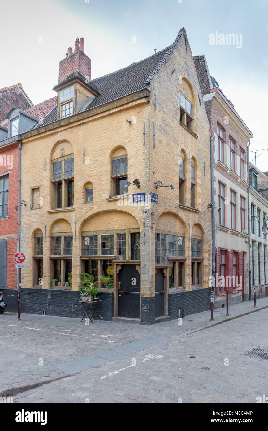 "Le Bar Braz' all' angolo di rue des Trois Mollettes e Rue Doudin di Lille in Francia Foto Stock