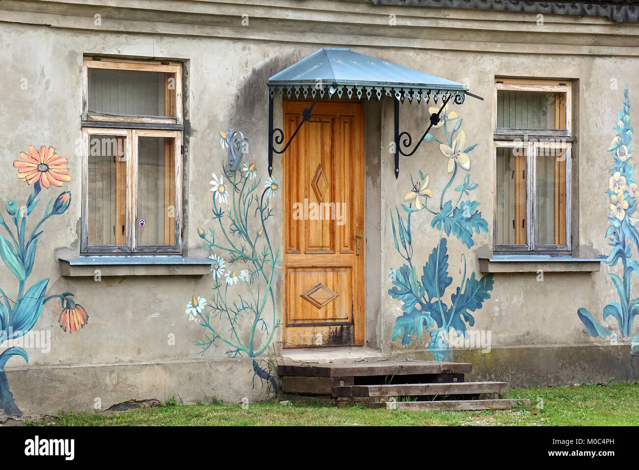 Porte e pareti dipinte decorazioni, Kuldiga Lettonia. Foto Stock