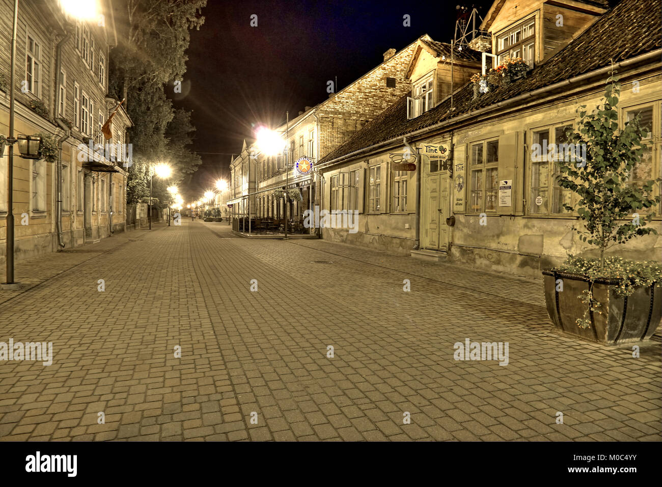 Scena notturna sulla strada di Kaunas, Lituania. Foto Stock