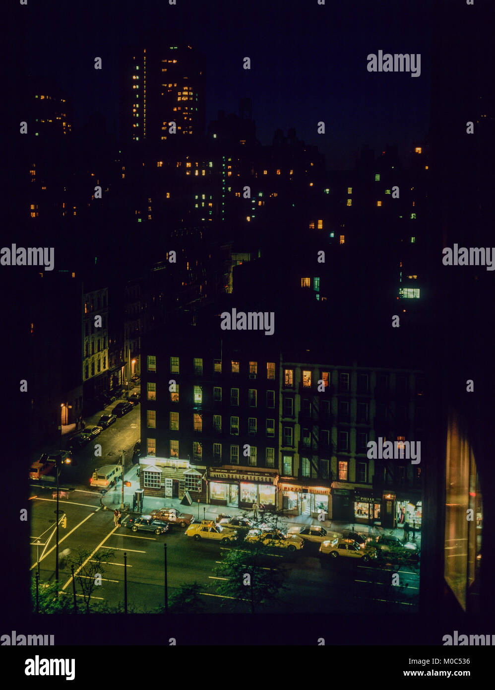 Maggio 1982, New York, notte panoramica sulla terza avenue, negozi, edifici, Yorkville, Upper East Side di Manhattan, New York City, NY, NYC, STATI UNITI D'AMERICA, Foto Stock