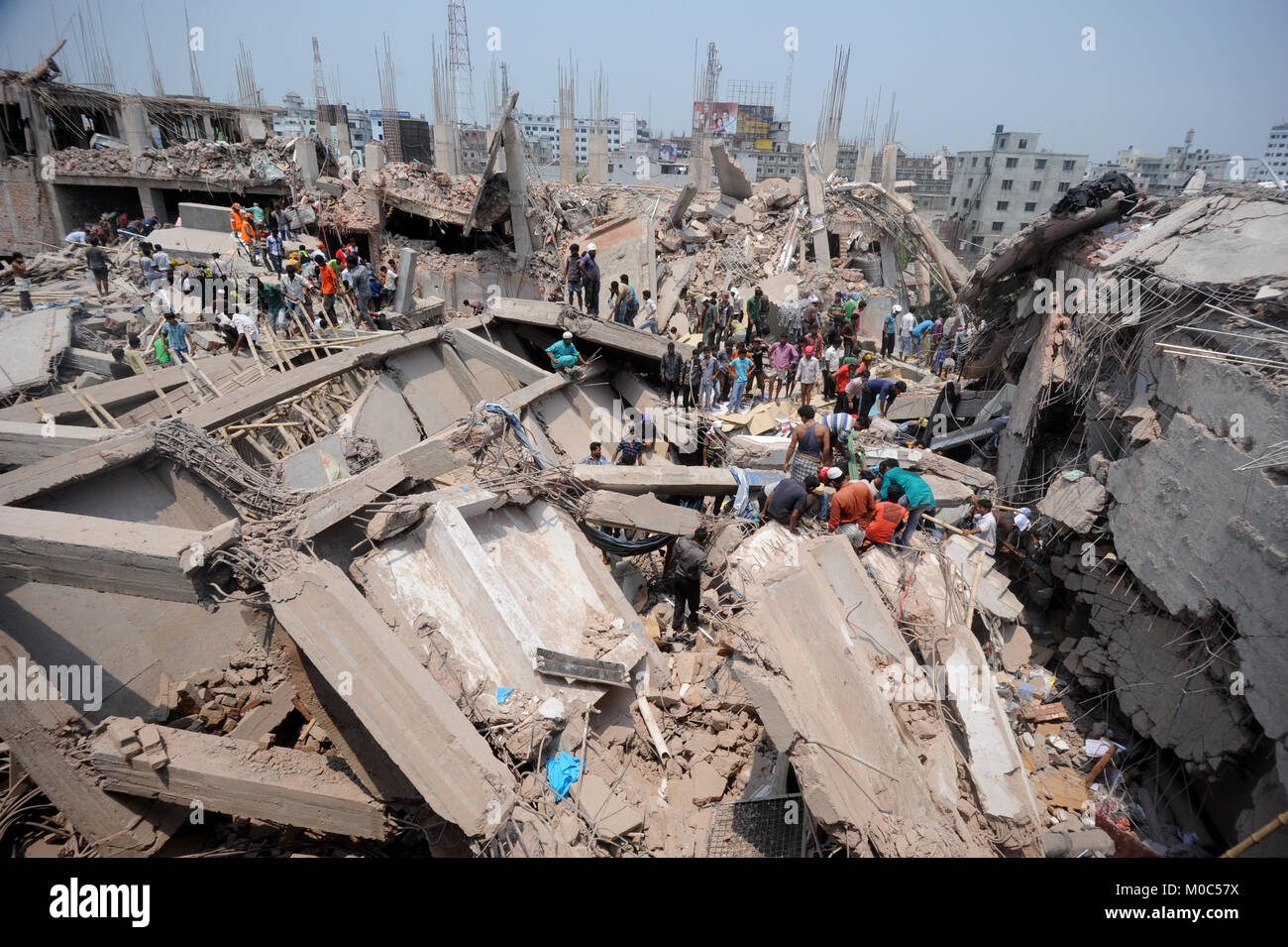 Dacca in Bangladesh - Aprile 24, 2013: una vista da sopra della rana plaza edificio che crollo a Savar, vicino a Dacca in Bangladesh. Foto Stock