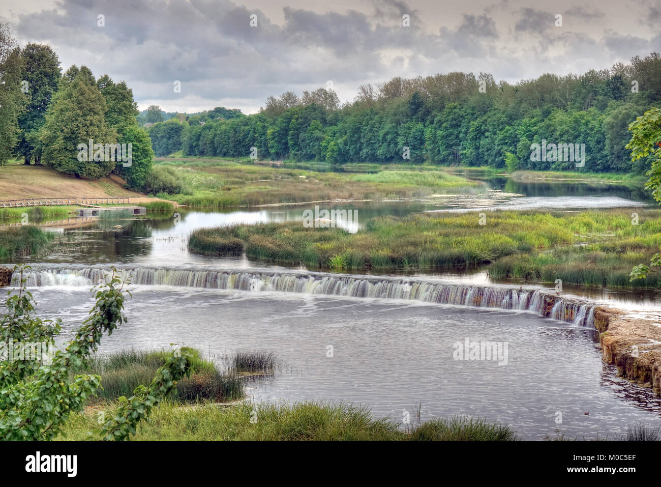 La Venta cascata in Kuldiga, la Lettonia è la più ampia cascata in Europa a 240 metri di larghezza. Foto Stock