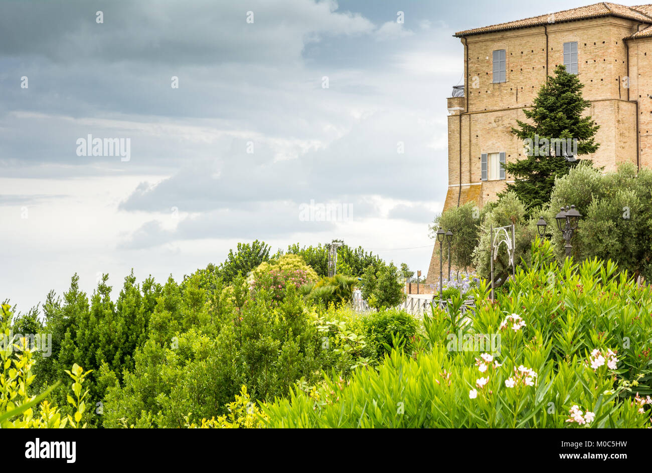 Santuario della Santa Casa di Loreto, Marche, Italia. Vista del Palazzo Apostolico e il giardino Foto Stock