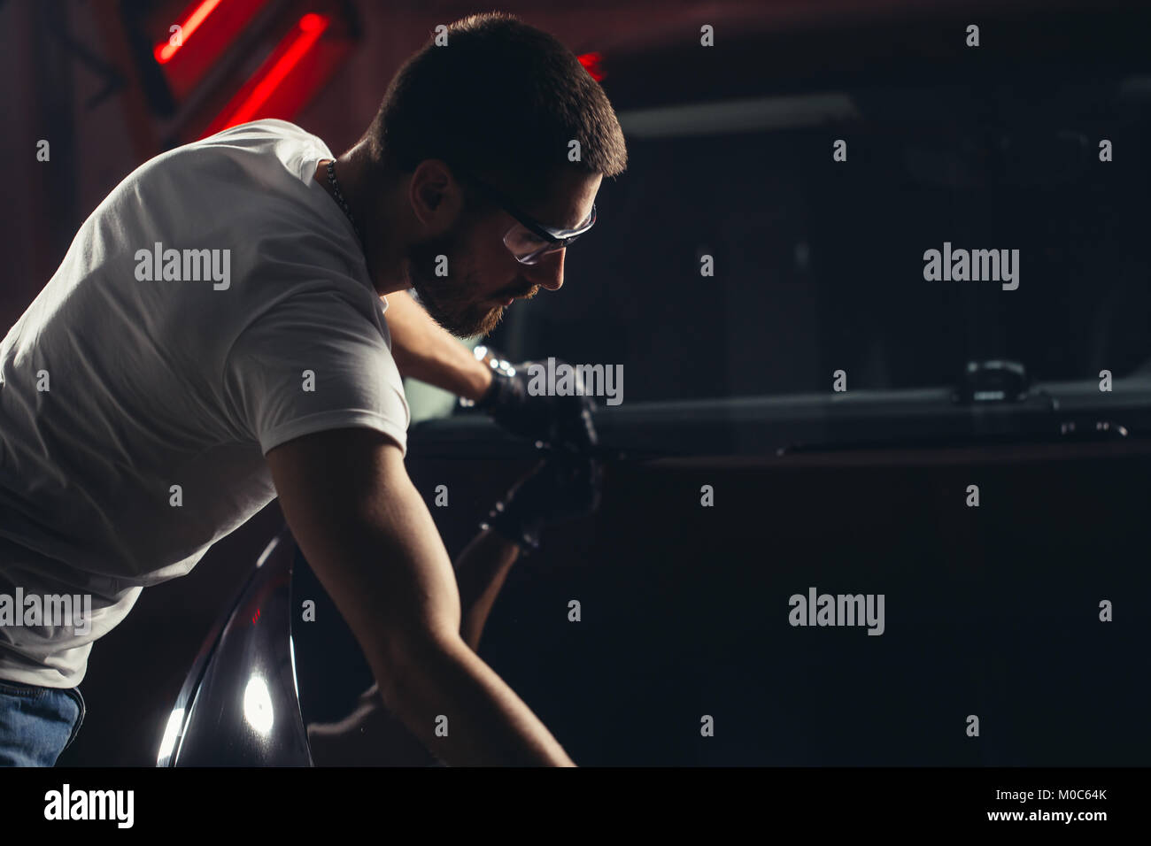 Uomo Macchina di pulizia con un panno in microfibra, auto che dettaglia o concetto valeting Foto Stock