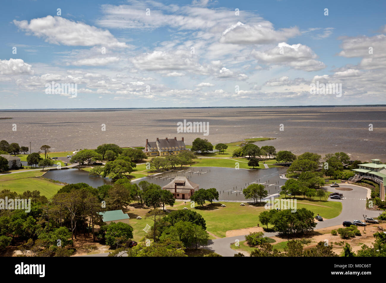 NC01363-00...Carolina del nord - sud-ovest vista sulla storica boathouse e Whalehead Club sulle rive del suono Currituck dal ponte di osservazione Foto Stock