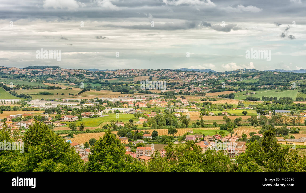 Marche paesaggio di campagna in Italia. La vista dalla terrazza del Santuario della Santa Casa di Loreto città Foto Stock