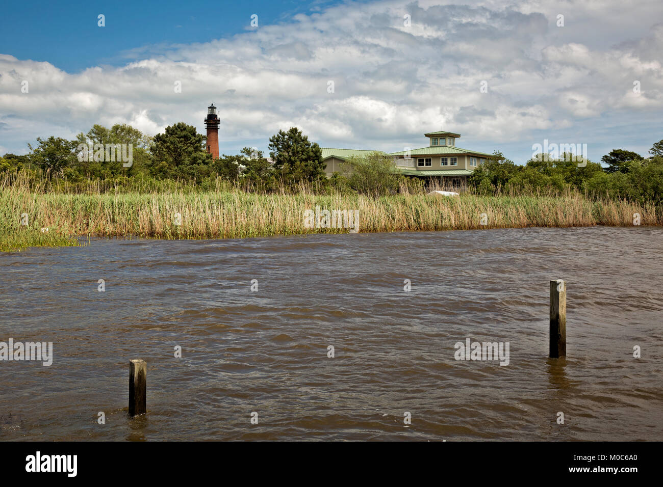 NC01372-00...North Carolina - Vista di Currituck Beach Faro dal Boardwalk trail attraverso il sale palude di Currituck Suono. Foto Stock