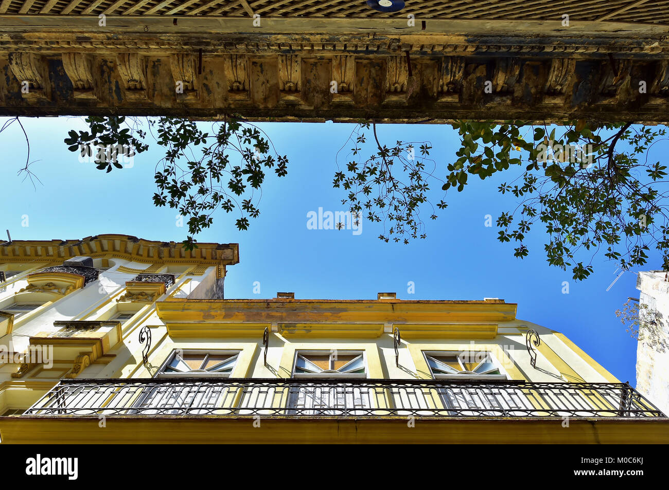 Visualizzare fino dalla strada su pareti e tetti di costruzione per le strade di La Habana Cuba Foto Stock