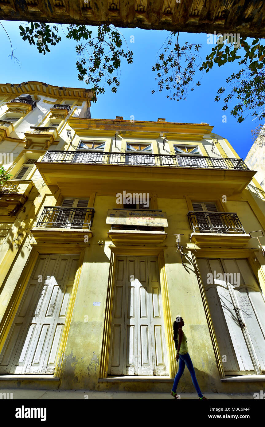 Visualizzare fino dalla strada su pareti e tetti di costruzione per le strade di La Habana Cuba Foto Stock