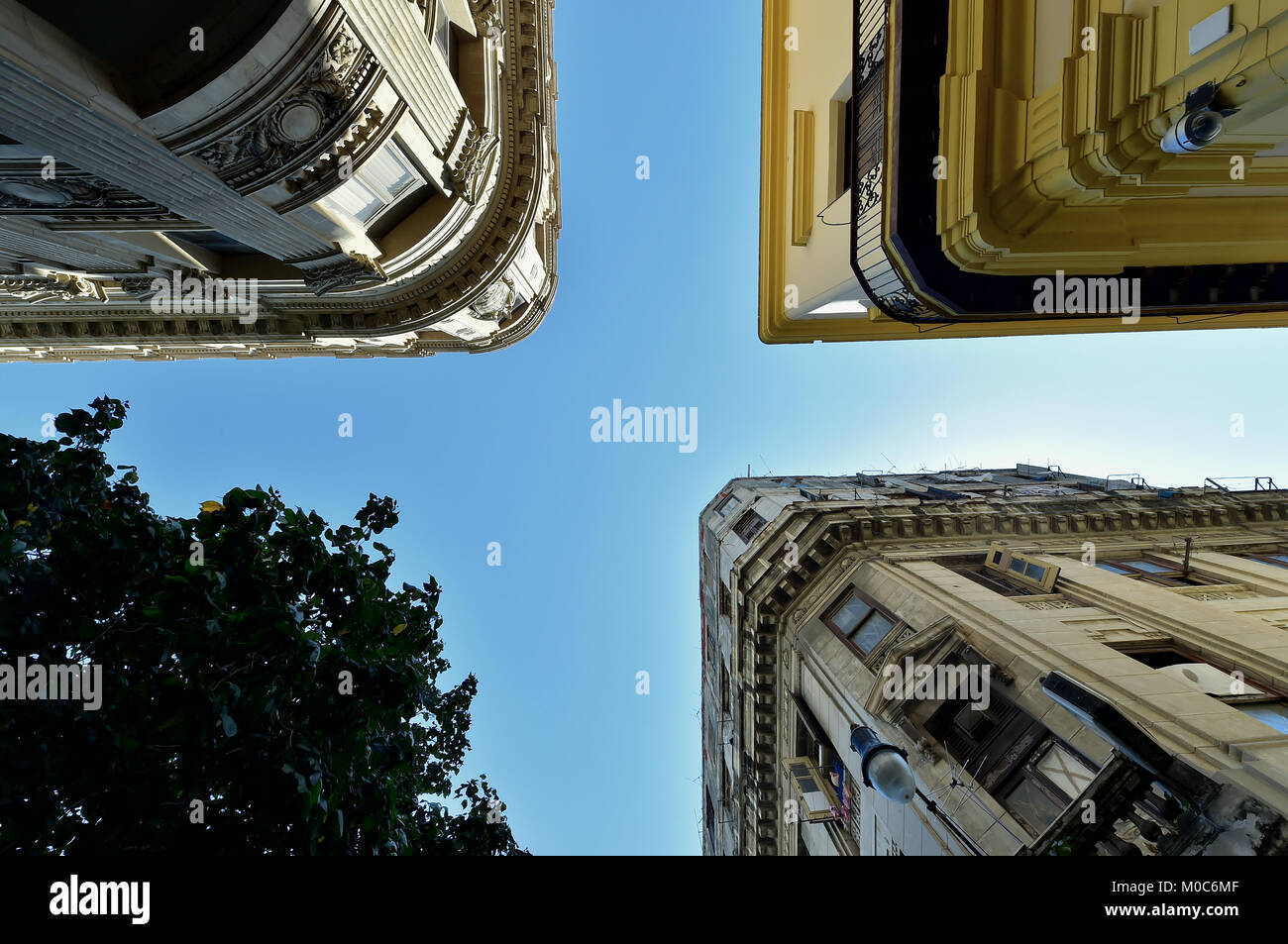 Visualizzare fino dalla strada su pareti e tetti di costruzione per le strade di La Habana Cuba Foto Stock