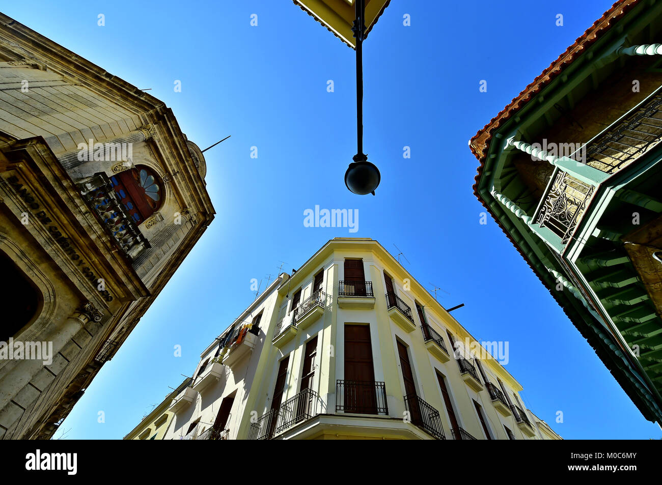 Visualizzare fino dalla strada su pareti e tetti di costruzione per le strade di La Habana Cuba Foto Stock