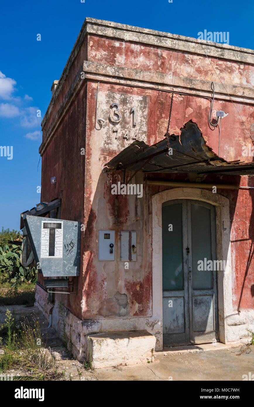 La stazione ferroviaria e la abandonded costruzioni ferroviarie in Puglia. Italia Foto Stock