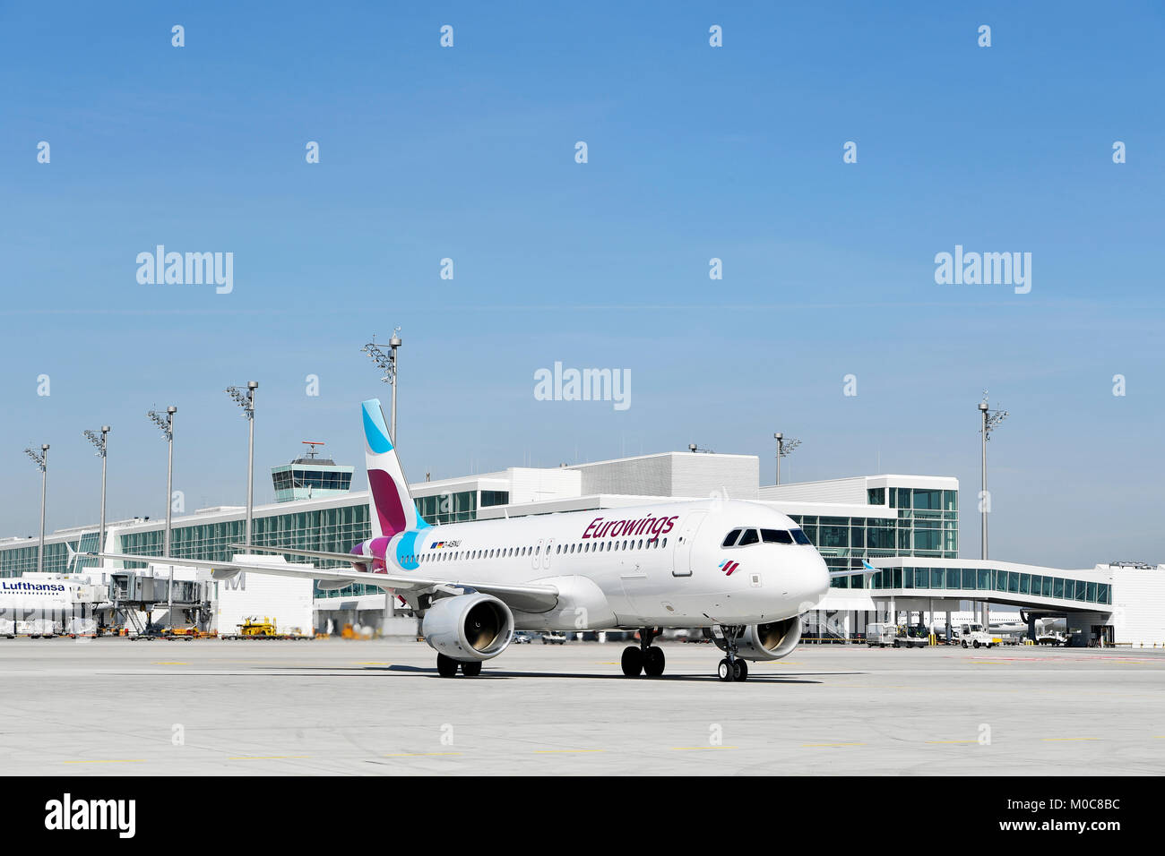 Eurowings, Airbus A320, satellite, torre, terminale 2, roll out, edificio, Aeroporto di Monaco Foto Stock