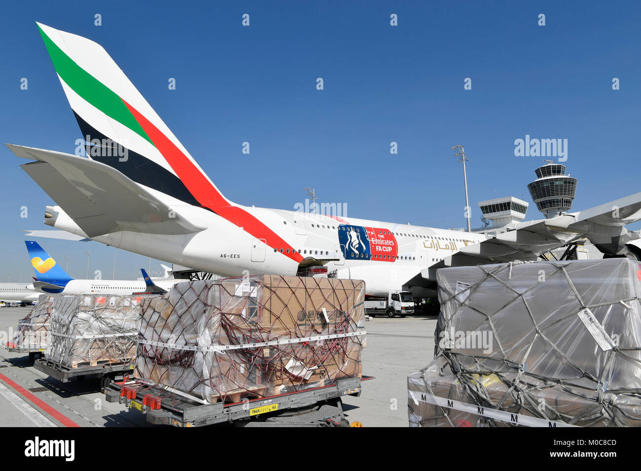 Emirates, Airbus A380-800, A380, 800, aereo, aeromobili, aereo, aeroporto di Monaco di Baviera, terminale 1, torre, posizione, rampa, Cargo, spavento, rimorchio Foto Stock