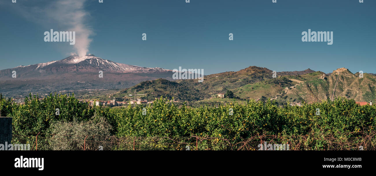 Sul lato est del vulcano Etna con agrumeti sui suoi piedi Foto Stock