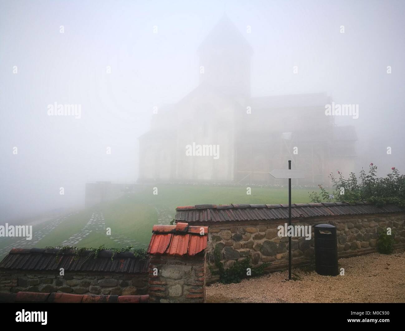 La nebbia in città Signagi in corrispondenza della Georgia la regione più orientale Foto Stock