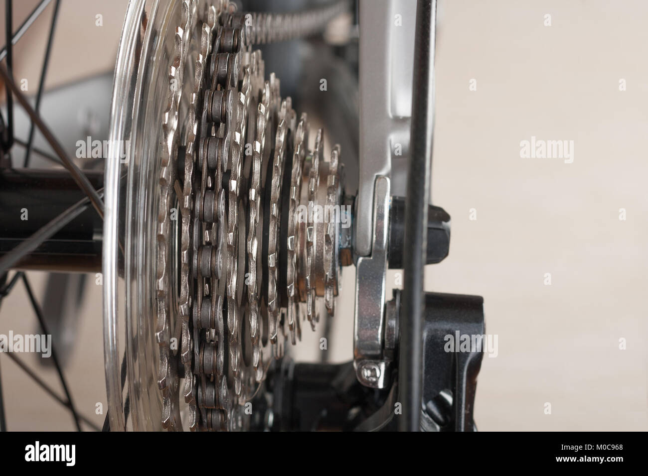 Chiudere fino a 9 cassette di velocità sulla ruota posteriore della bicicletta, studio foto Foto Stock