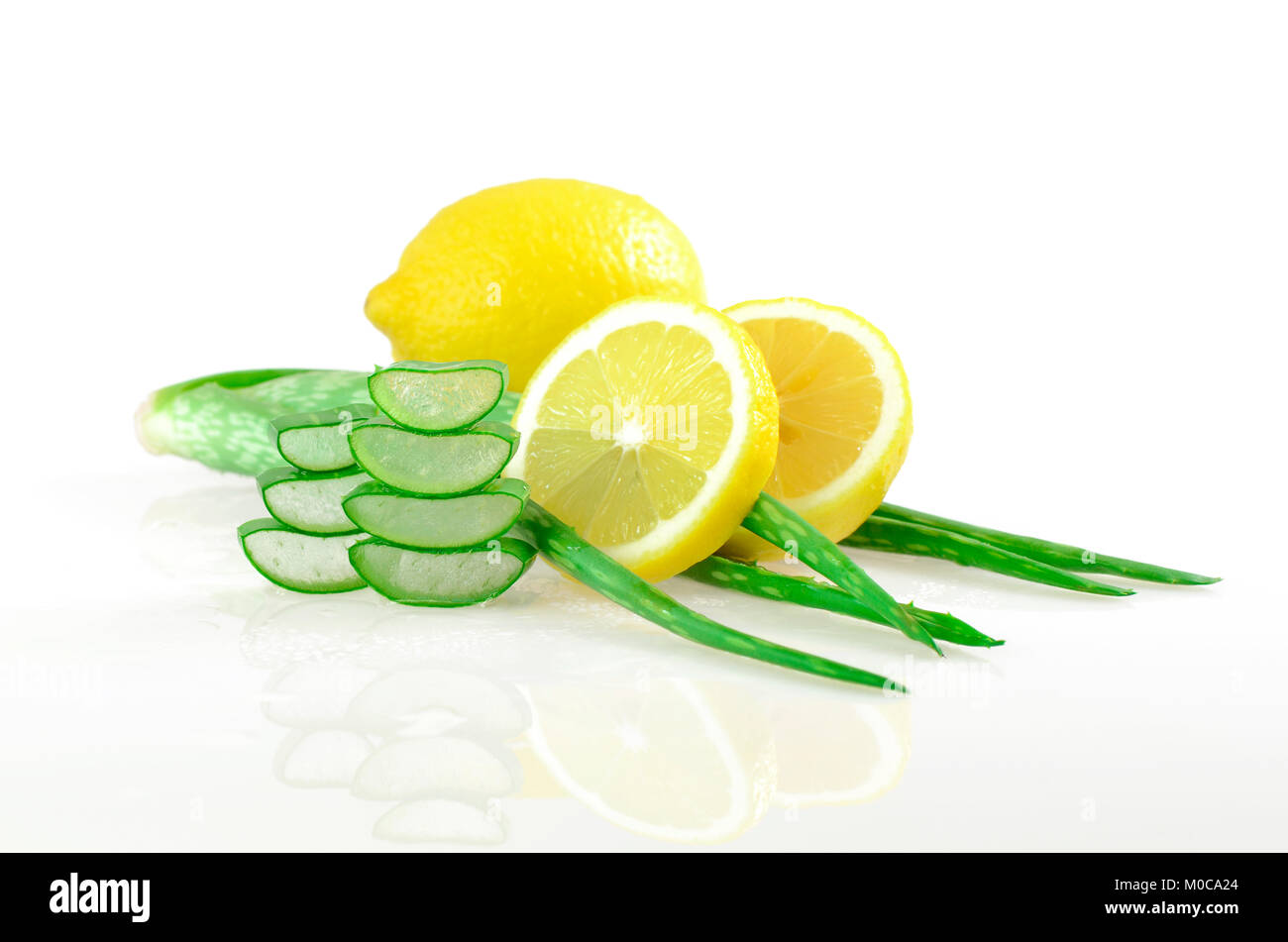 Aloe vera gel e succo di limone per la pelle naturale cleanner. Ricetta naturale di aloe vera e il limone per uso in prodotti per il benessere. Foto Stock