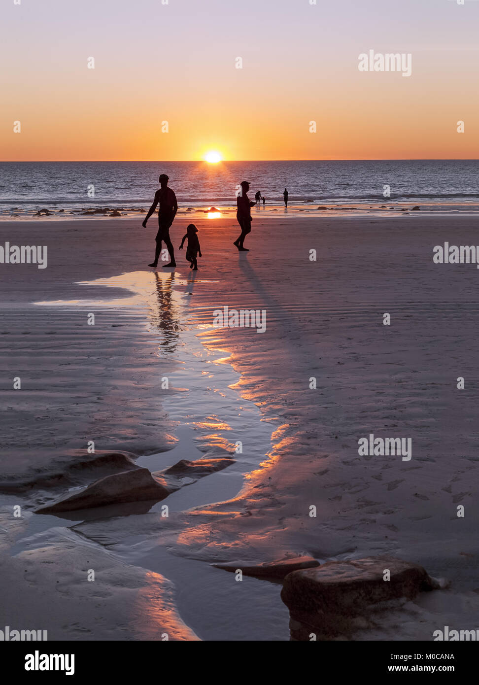 Cable Beach in Broome tramonto, Broome ,l'Australia occidentale: una passeggiata lungo la spiaggia sabbiosa lunga Foto Stock