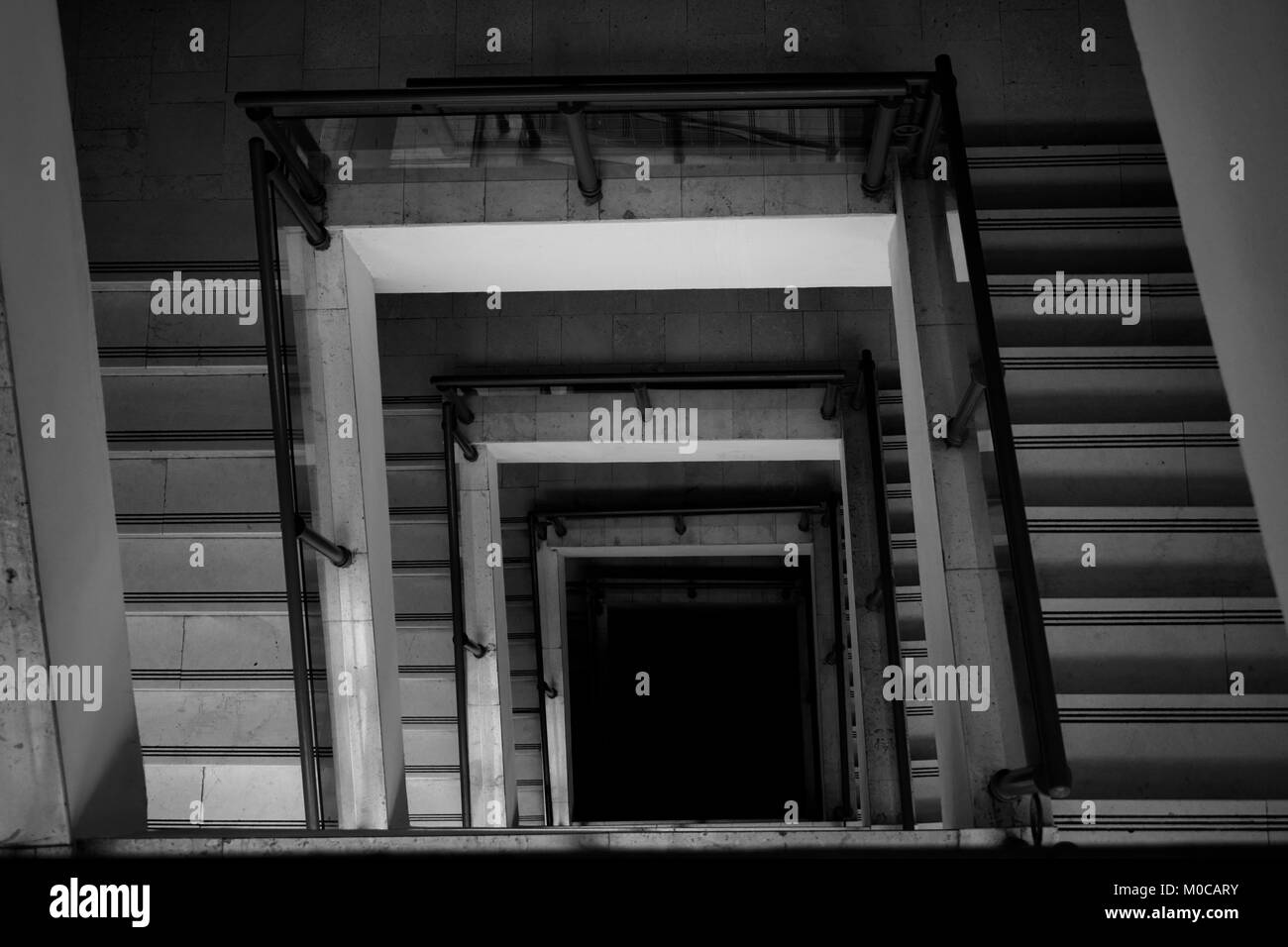 Vecchie scale vintage nel vecchio edificio, la vista Foto Stock