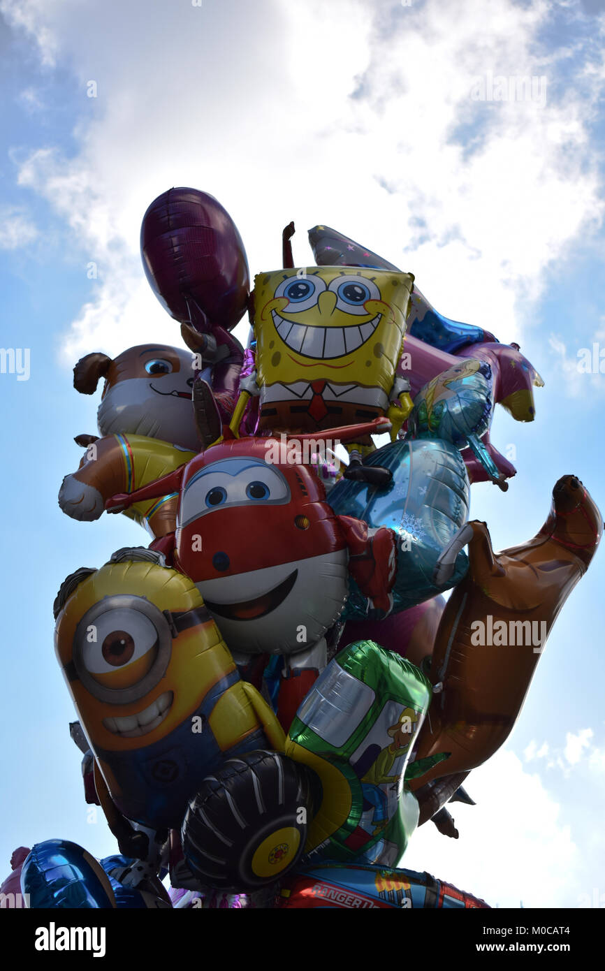 Elio baloons con i personaggi dei cartoni animati Foto Stock