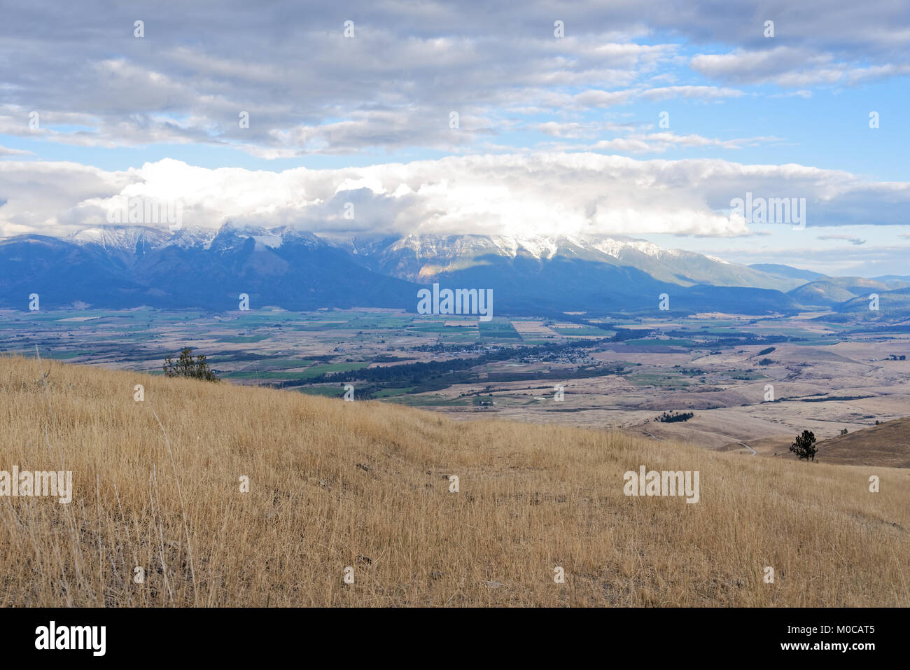 Vista dei terreni agricoli in Montana Occidentale, vicino alla National Bison Range Foto Stock