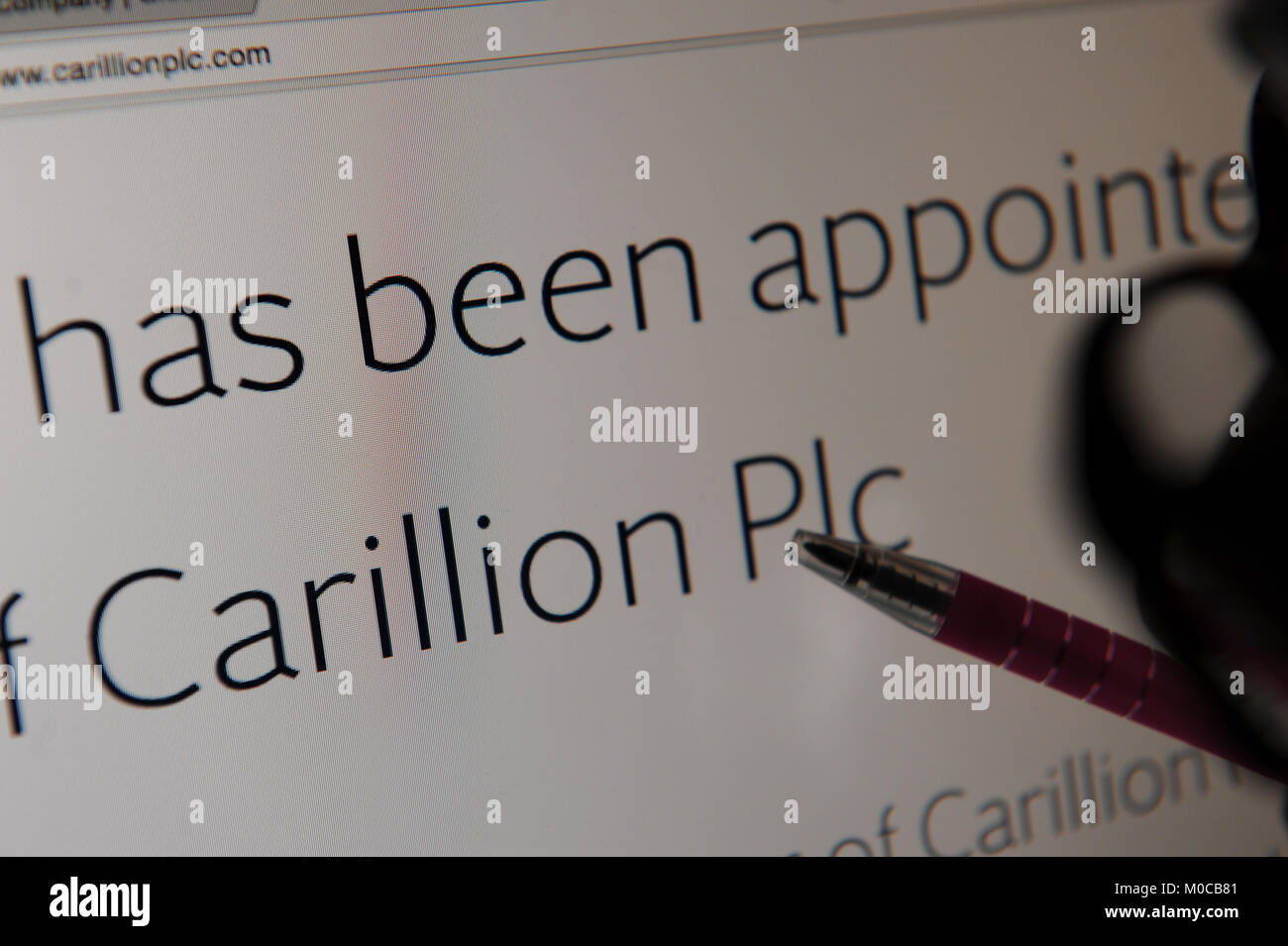 Una donna legge dettagli circa il curatore di Carillion sul loro sito web. Foto Stock