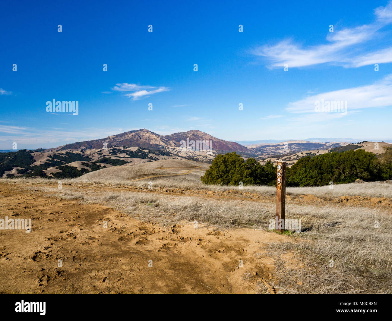 Escursione in Morgan territorio regionale di preservare, Contra Costa County, East Bay Regional Park, California. Raven sentiero vista del monte Diablo Foto Stock