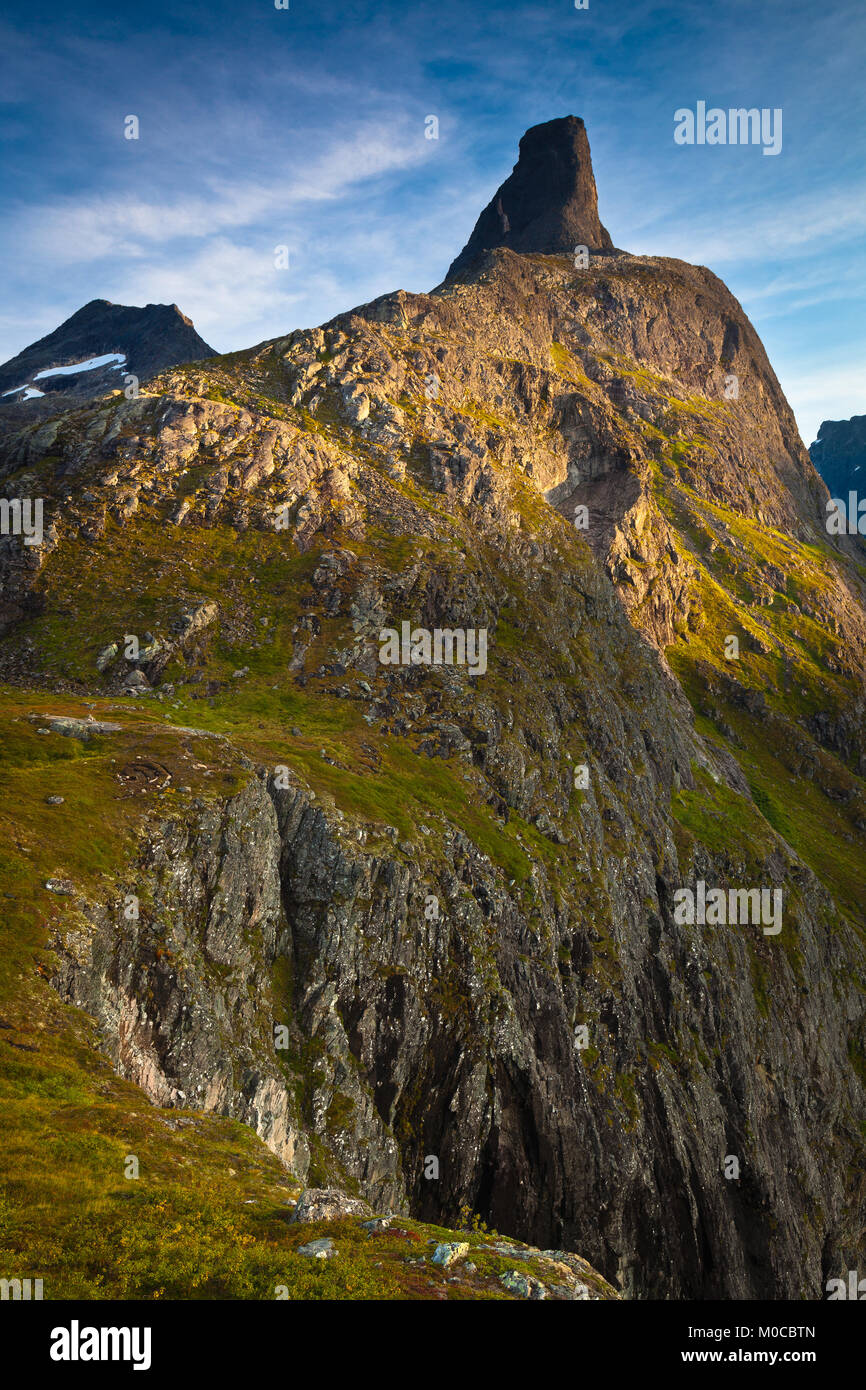 Luce della Sera su Romsdalshorn,1550 m, nella valle Romsdalen, Møre og Romsdal, Norvegia. Foto Stock