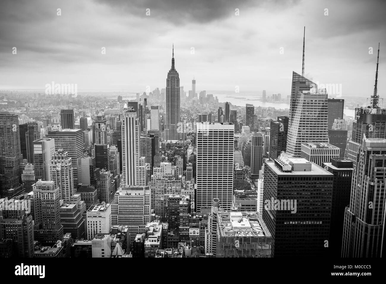 Un colpo di New York skyline della citta' preso dalla sommità della roccia Observation Deck sul GE Building del Rockefeller Center. Foto Stock