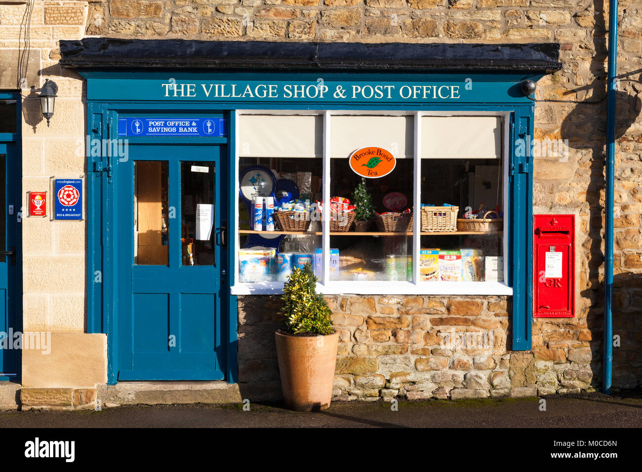 Il Villaggio Store & Post Office in Pilsley, Derbyshire, England, Regno Unito Foto Stock