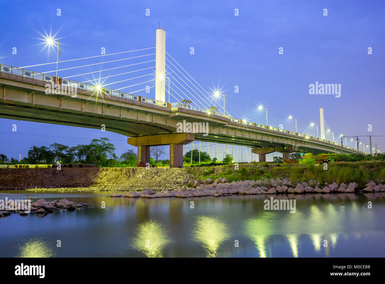 Vista notturna di un ponte a Hsinchu Foto Stock