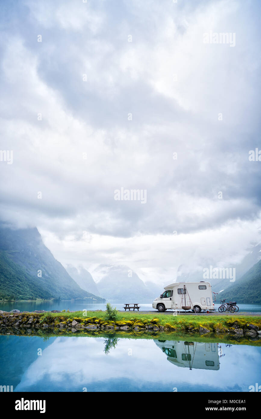 Vacanza per la famiglia travel RV, vacanza in camper, caravan auto vacanza. La bellissima natura della Norvegia paesaggio naturale. Foto Stock