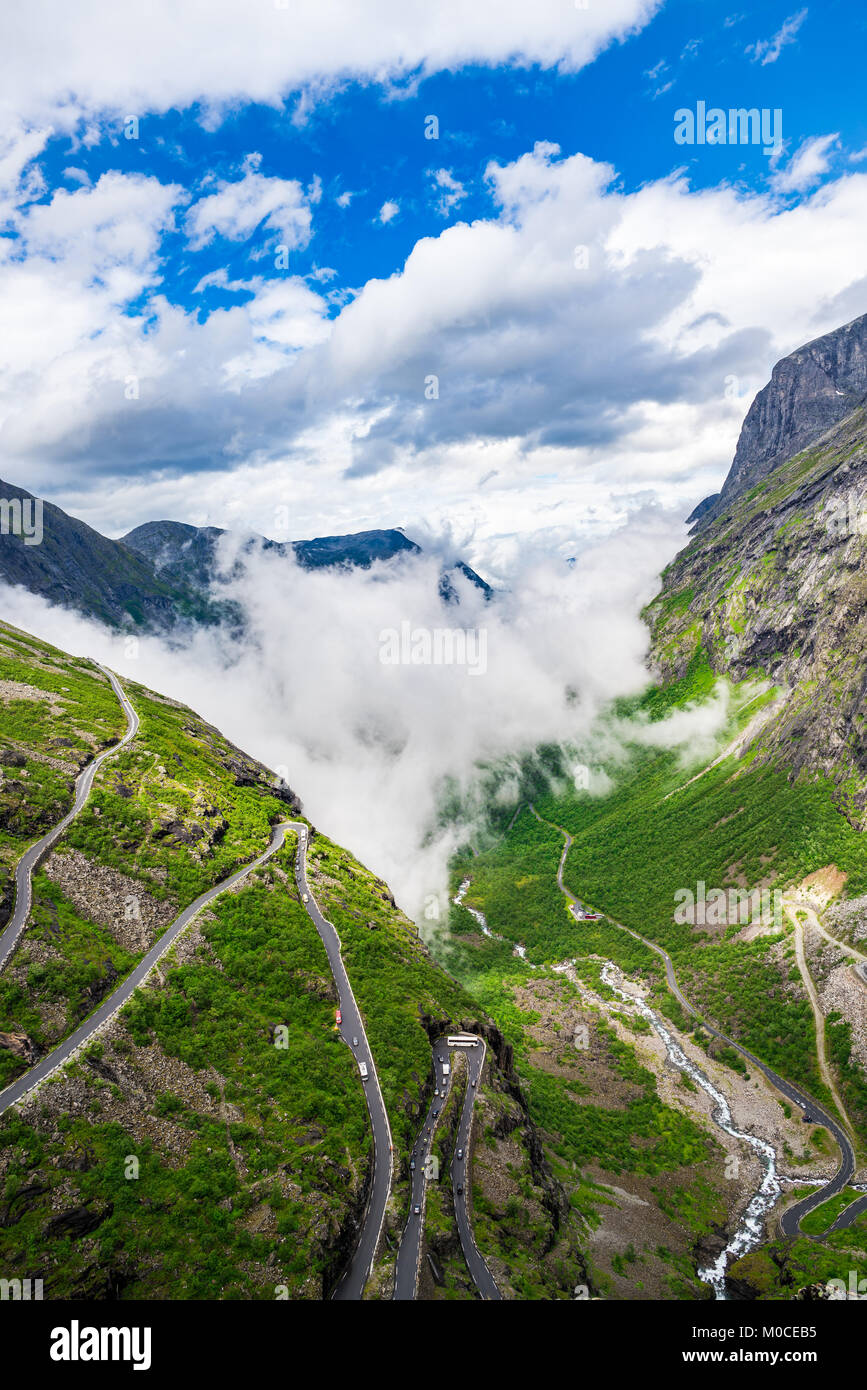 Di Troll Trollstigen percorso o Trollstigveien tortuosa strada di montagna in Norvegia. Foto Stock