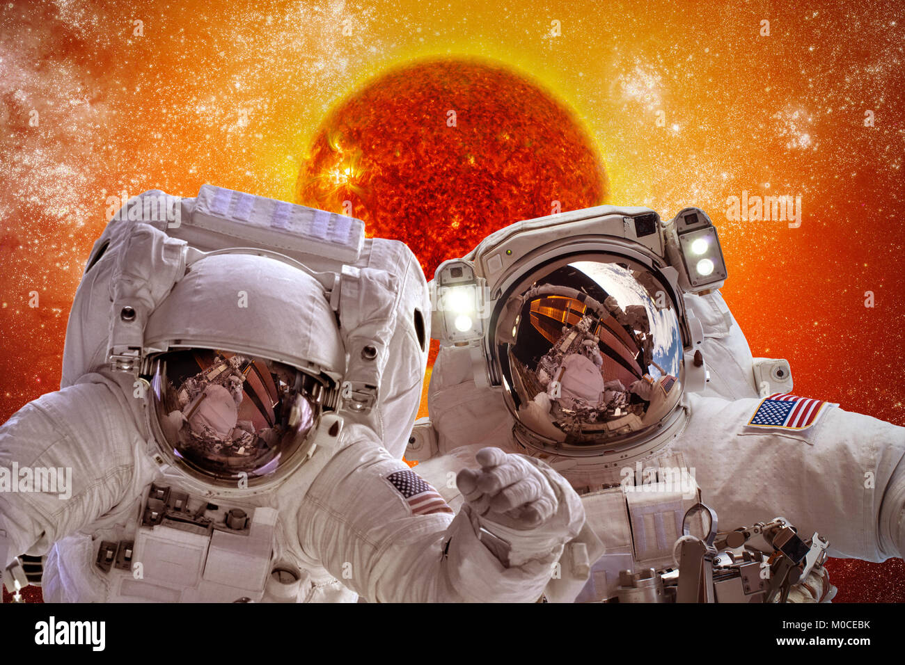 Veicolo spaziale e gli astronauti nello spazio sullo sfondo il sun star. Gli elementi di questa immagine fornita dalla NASA. Foto Stock